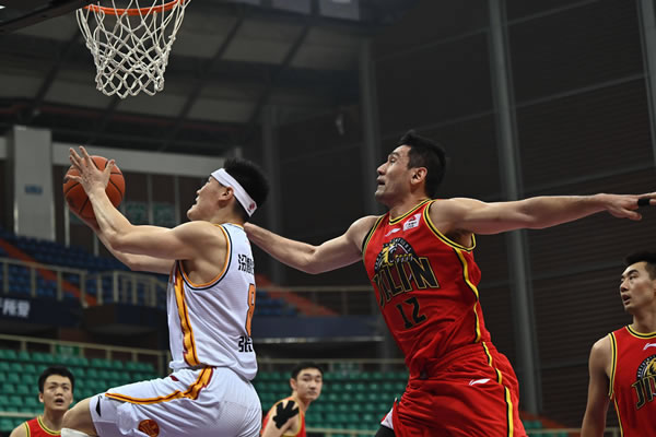 NBA激戰(zhàn)！三組領(lǐng)跑，綠軍穩(wěn)中求勝，冠軍遇挑戰(zhàn)0-2落后